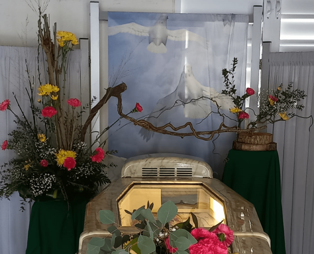 fleurs dans un vase dans un cimetiere